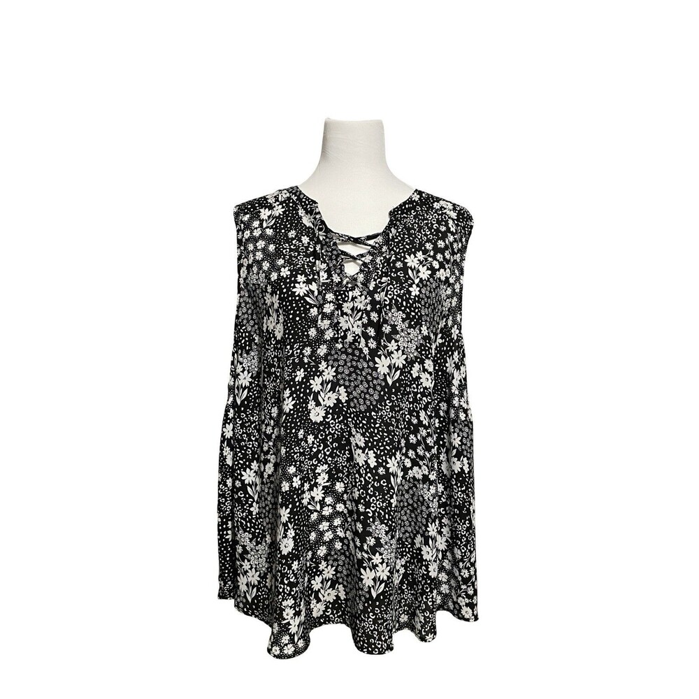 TORRID Harper Black White Floral Blouse Size 3 EUC!